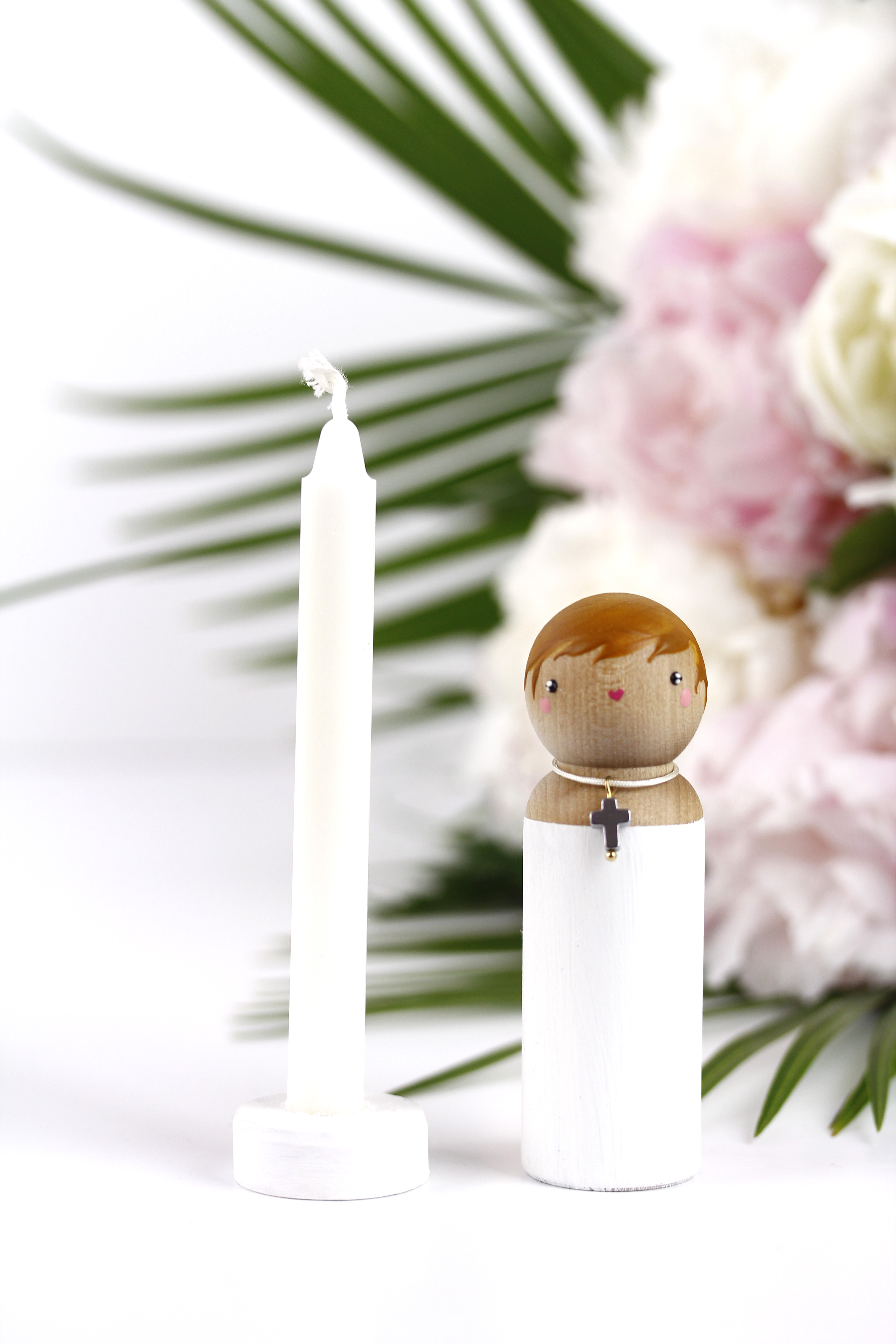 Grande Figurine Bois Célébration garçon Blond + Bougie (image pour) Grande Figurine Bois Célébration garçon Blond + Bougie